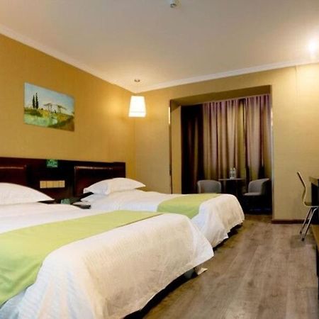 Greentree Wulumuqi Airport Hotel Урумчи Экстерьер фото