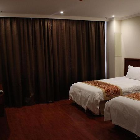 Greentree Wulumuqi Airport Hotel Урумчи Экстерьер фото