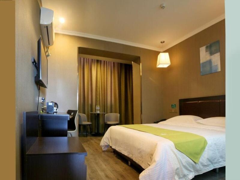 Greentree Wulumuqi Airport Hotel Урумчи Экстерьер фото