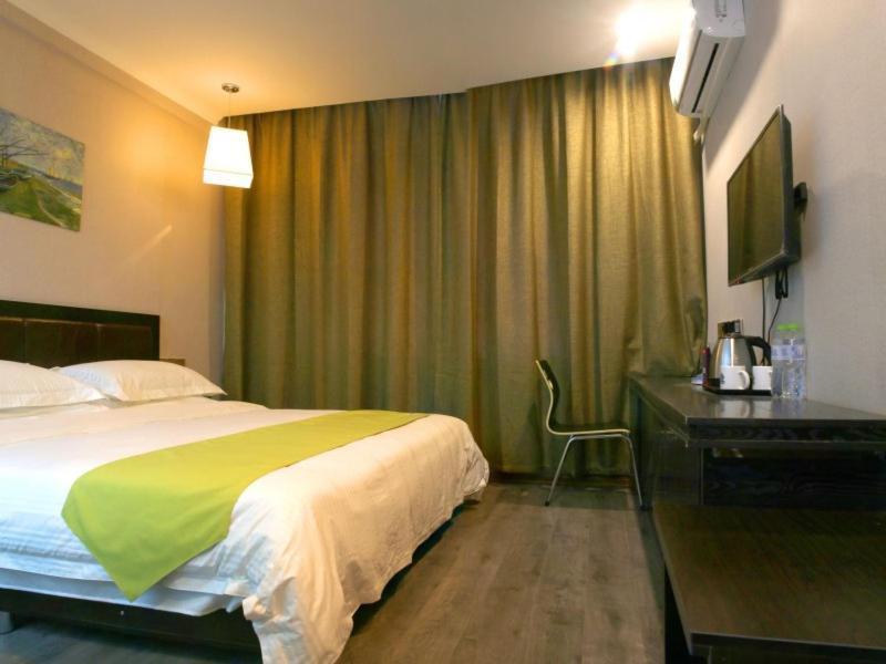 Greentree Wulumuqi Airport Hotel Урумчи Экстерьер фото