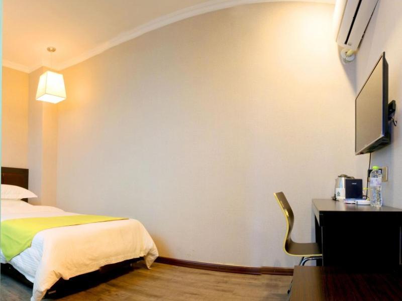 Greentree Wulumuqi Airport Hotel Урумчи Экстерьер фото