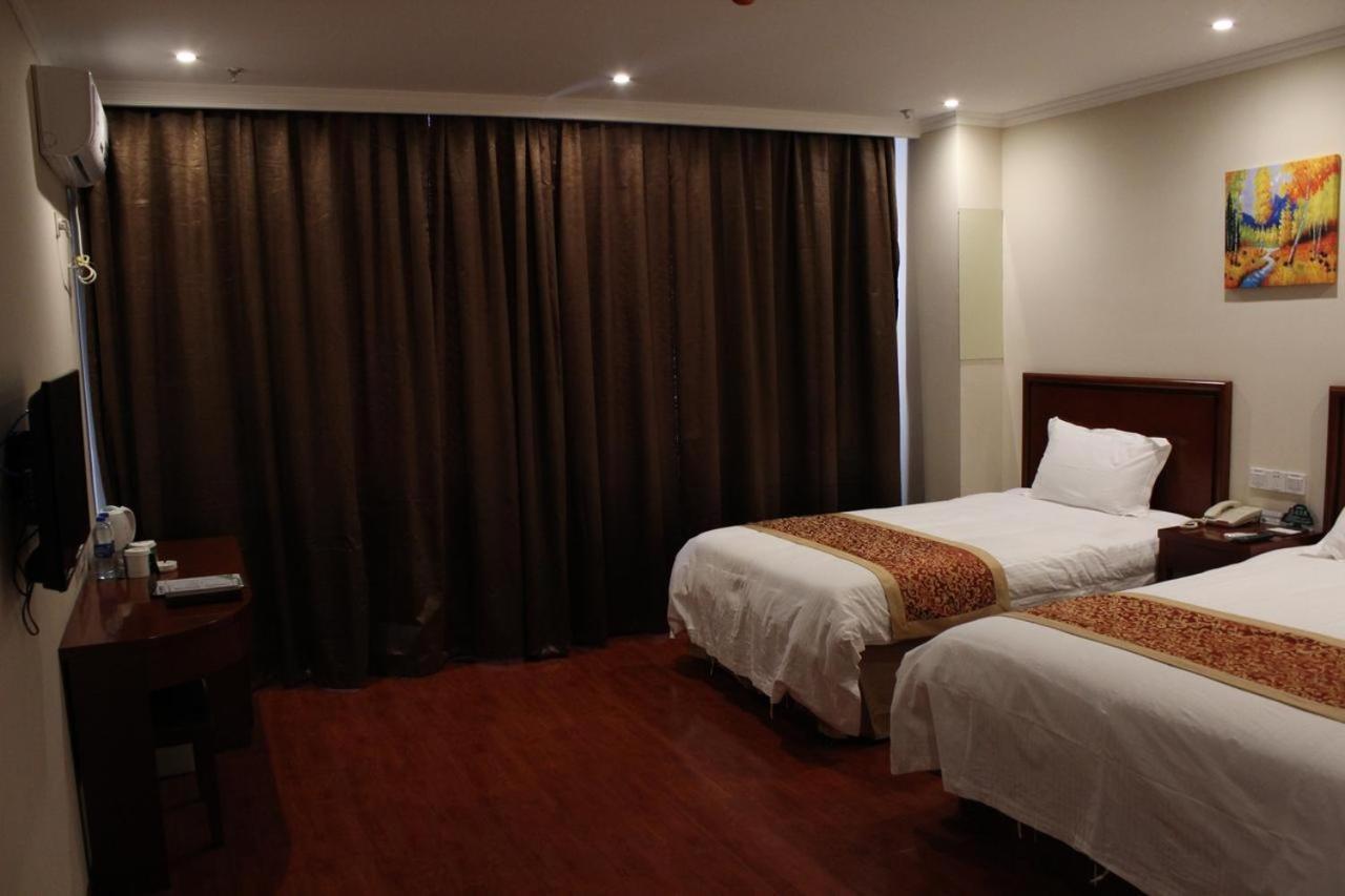 Greentree Wulumuqi Airport Hotel Урумчи Экстерьер фото