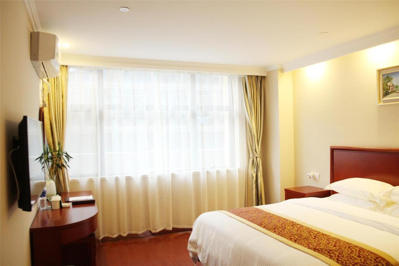 Greentree Wulumuqi Airport Hotel Урумчи Экстерьер фото